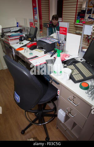 Lo stile principale Post Office branch riattaccare e ammodernamento nuovo contatore essendo montato Foto Stock