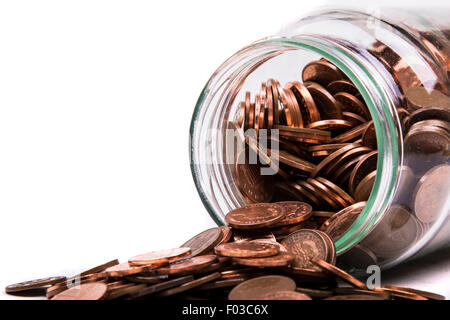 British un penny monete fuoriuscita da un vaso di vetro Foto Stock