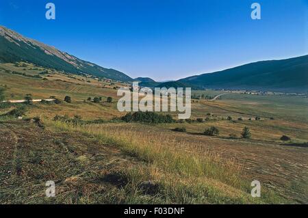 Il paesaggio agricolo nei pressi di Pescocostanzo, Abruzzo, Italia. Foto Stock