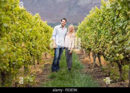 Giovane coppia felice in piedi accanto a ciascun altro Foto Stock