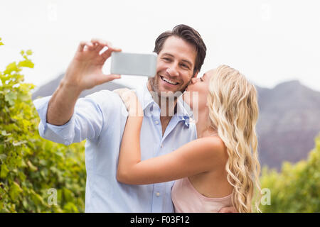 Giovane coppia felice prendendo un selfie Foto Stock