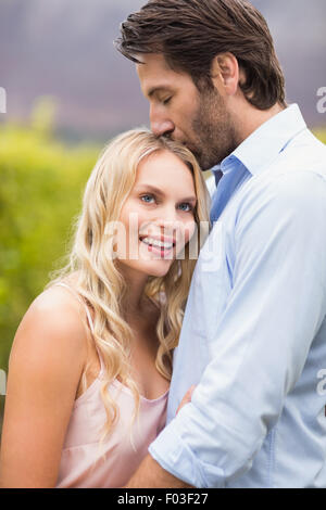 Giovane uomo felice kissing donna sulla fronte Foto Stock