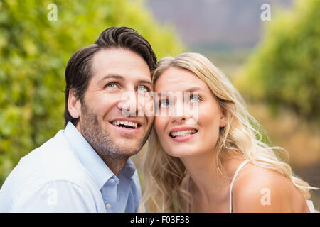 Giovane coppia felice guardando nel cielo Foto Stock