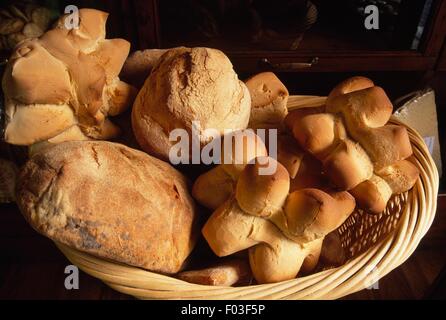 Civraxiu, Moddizzosu, pane di Goni e Coccoi cun s'ou (pane di Pasqua), diversi tipi di pane, Sardegna, Italia. Foto Stock