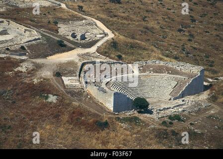 Veduta aerea del teatro greco di Segesta - Provincia di Trapani, Regione Sicilia, Italia Foto Stock