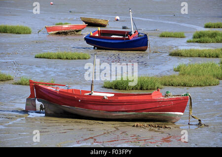 Spiaggiata barche a vela elica nella bassa marea. Foto Stock