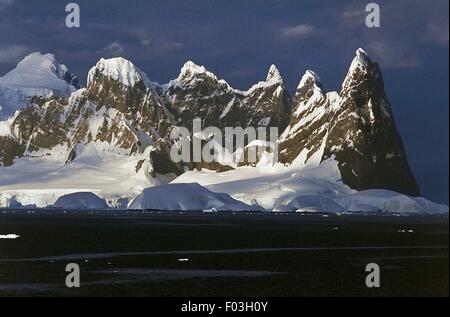 Cape Renard con l'unà picchi sulla destra, Penisola Antartica, Antartide. Foto Stock