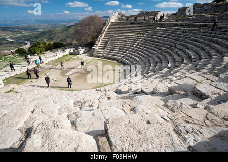 L'Italia, in Sicilia, l'antico anfiteatro di Segesta , la più importante città elima Foto Stock