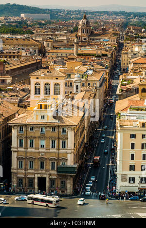 Panorama di Roma con la cupola della chiesa di San Carlo al Corso. Italia Foto Stock
