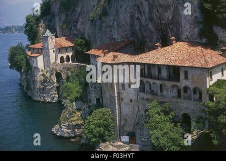 Vista aerea del santuario di Santa Caterina del Sasso a Leggiuno, il Lago Maggiore o Verbano - Provincia di Varese, Lombardia, Italia Foto Stock