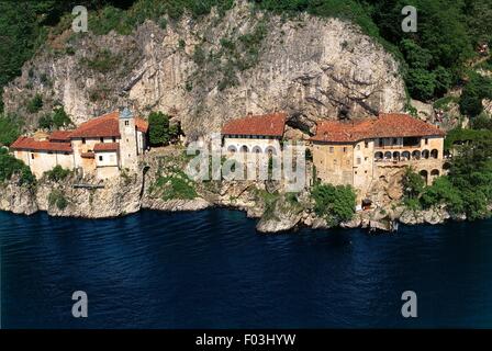 Vista aerea del santuario di Santa Caterina del Sasso a Leggiuno, il Lago Maggiore o Verbano - Provincia di Varese, Lombardia, Italia Foto Stock