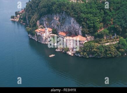 Vista aerea del santuario di Santa Caterina del Sasso a Leggiuno, il Lago Maggiore o Verbano - Provincia di Varese, Lombardia, Italia Foto Stock