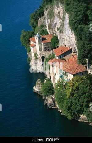 Vista aerea del santuario di Santa Caterina del Sasso a Leggiuno, Lago Maggiore - Provincia di Varese, Lombardia, Italia Foto Stock