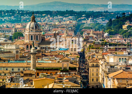 Panorama di Roma con la cupola della chiesa di San Carlo al Corso. Italia Foto Stock