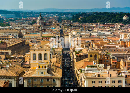 Panorama di Roma con la cupola della chiesa di San Carlo al Corso. Italia Foto Stock