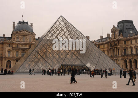 La grande piramide in vetro presso il Museo del Louvre la mattina presto, Parigi, Francia, Europa Stock Photo la Grande Piramide di vetro Lo Foto Stock