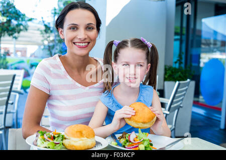 La figlia e la madre di mangiare al ristorante Foto Stock
