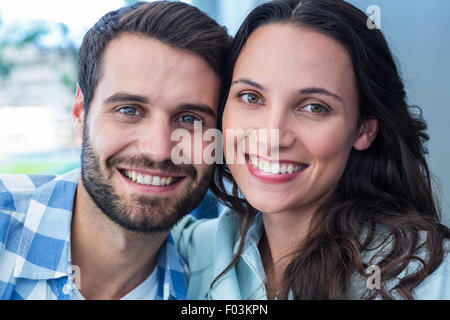 Close up di coppia felice tenendo selfie Foto Stock