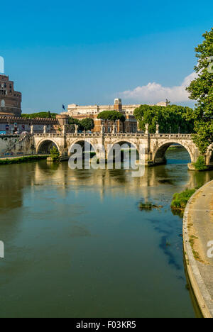 Ponte Sant'Angelo di attraversare il fiume Tevere. Roma Italia. Foto Stock
