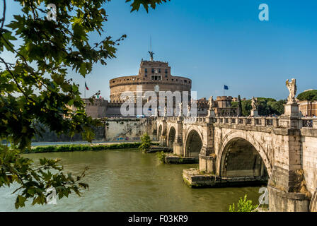 Castel sant'Angelo sulle rive del tevere. Accessibile dal ponte sant'angelo, Roma, Italia. Foto Stock