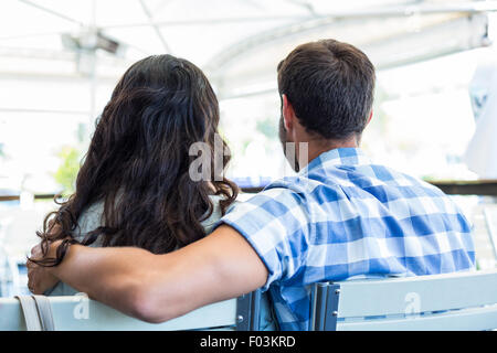 Carino coppia seduta al di fuori di un cafe Foto Stock