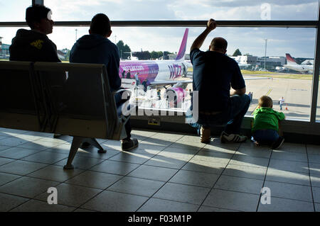 I passeggeri in attesa di salire a bordo di una Wizz Air volo a Budapest da Luton Foto Stock