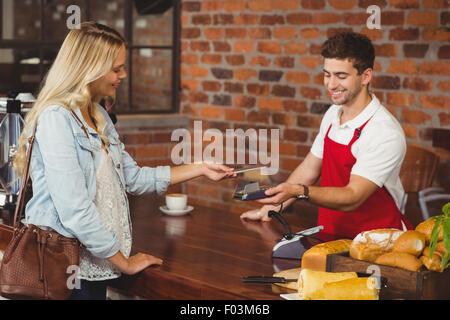 Piuttosto un cliente a fare un pagamento mobile Foto Stock