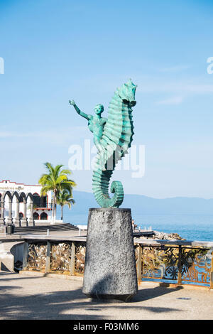 Cavaliere a cavalluccio Statua di El Caballito de Mar al Malecon nel centro di Puerto Vallarta, Jalisco, Messico. Foto Stock