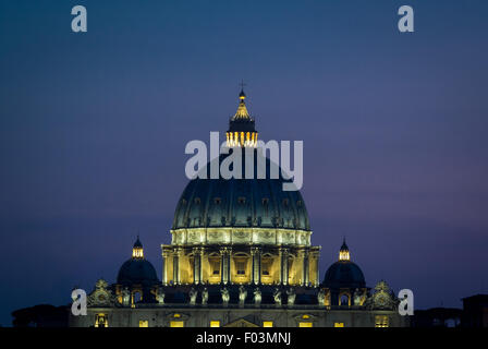 La Basilica di San Pietro. Città del Vaticano di notte, Roma. L'Italia. Foto Stock