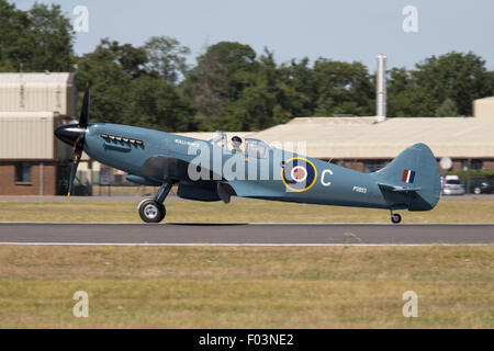 Il Supermarine Mk XIX Spitfire posseduto dalla Rolls Royce battenti al 2015 Royal International Air Tattoo Foto Stock