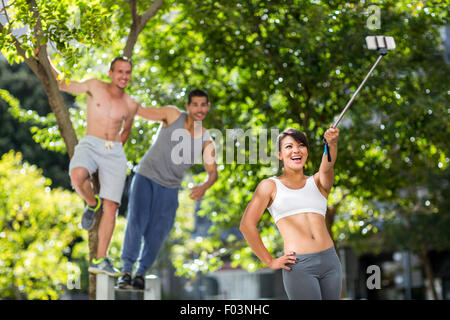 Sorridente extreme atleti tenendo selfies con selfiestick Foto Stock