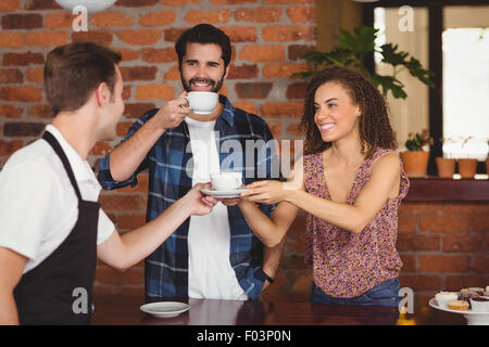 I clienti sorridenti getting tazza di caffè Foto Stock