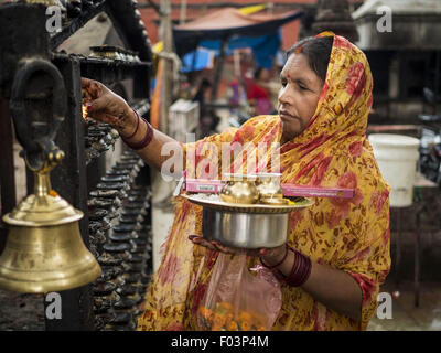 Kathmandu, Nepal. Il 6 agosto, 2015. Una donna che prega presso il Tempio Kasthamandap. È stata una storia di tre tempio costruito nel XII secolo e fu distrutto dal terremoto del Nepal nel mese di aprile 2015. © Jack Kurtz/ZUMA filo/Alamy Live News Foto Stock