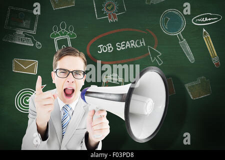 Immagine composita di geeky imprenditore urlando attraverso il megafono Foto Stock