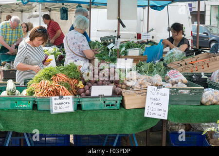 I clienti dello shopping al mercato del corniciaio St Ives Cambridgeshire Regno Unito Foto Stock