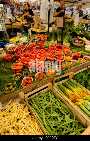 Frutta e verdure fresche bancarelle a Campo de' Fiori all'aperto il mercato alimentare a Roma. Foto Stock