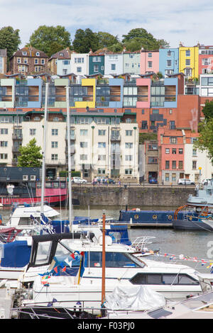 Appartamenti colorati che si affaccia sul Bristol Harbourside, Bristol, Enhland, REGNO UNITO Foto Stock