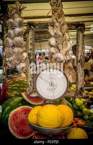 Meloni di Honeydew visualizzato sul vecchio stile bilance di pesatura a Campo de' Fiori all'aperto il mercato alimentare a Roma. Foto Stock