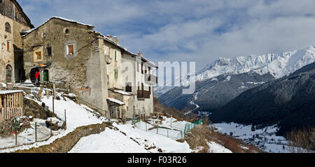 L'Italia,Lombardia,Alpi Retiche,Valle Camonica,Parco Regionale dell'Adamello montagne e Temù-Ponte di Legno ski area da dosso di Foto Stock