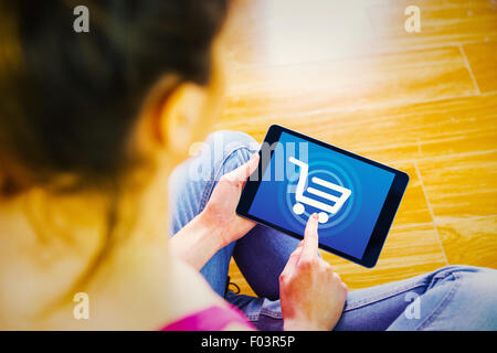 Immagine composita della donna utilizzando tablet a casa Foto Stock