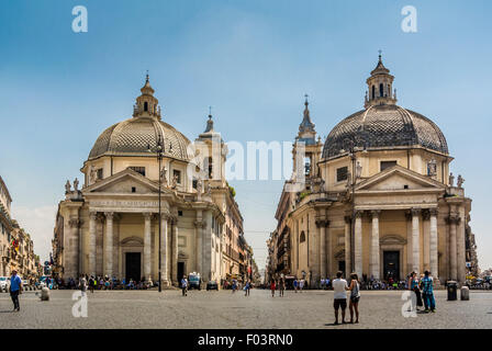 Il 'Twin' le chiese di Santa Maria di Montesanto (sinistra) e Santa Maria dei Miracoli (a destra), visto dalla Piazza del Popolo. Roma, Foto Stock