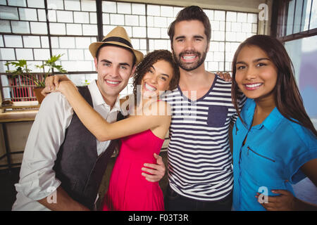 Sorridente amici divertendosi Foto Stock