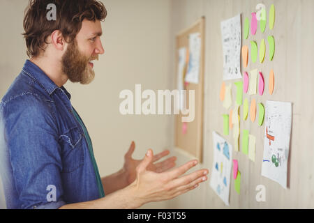 Barbuto hipster ottenendo un'idea Foto Stock