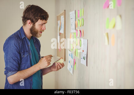 Barbuto hipster ottenendo un'idea Foto Stock