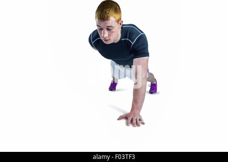 Muscolare di giocatore di rugby facendo una mano spingere ups Foto Stock