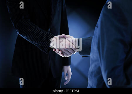 Immagine composita di uomini di affari che stringono le mani Foto Stock