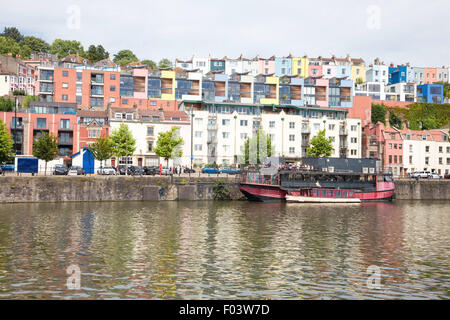 Appartamenti colorati che si affaccia sul Bristol Harbourside, Bristol, Enhland, REGNO UNITO Foto Stock