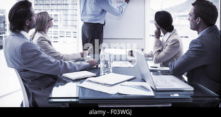 I giovani imprenditori a bordo sala meeting Foto Stock