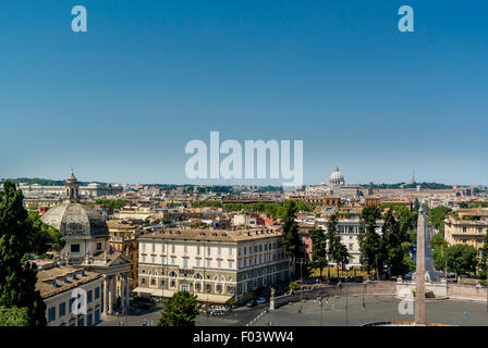 Panorama di Roma con la cupola della Basilica di San Pietro in la distanza e l'obelisco di Piazza del Popolo in primo piano. Roma, Ita Foto Stock
