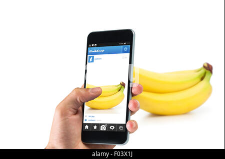 Immagine composita della mano che tiene lo smartphone Foto Stock